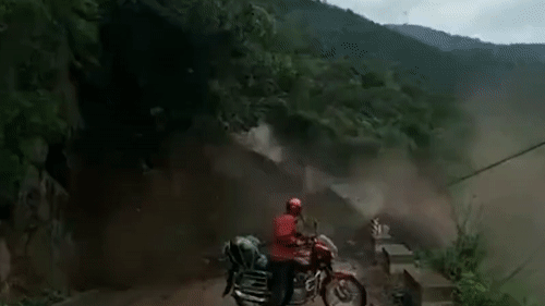 Nguoi dan ong dung xem dat lo ngay canh minh hinh anh