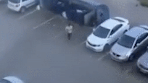 Chang trai nem ban gai vao thung rac cho tinh ruou hinh anh