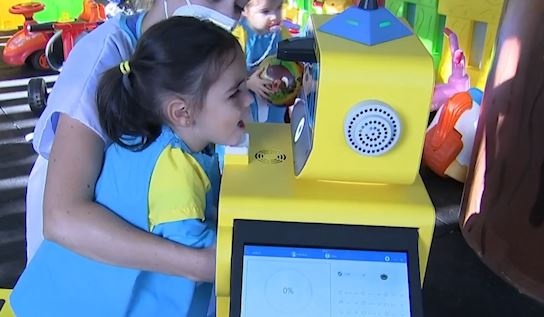 Robot kiem tra than nhiet cho tre mam non hinh anh