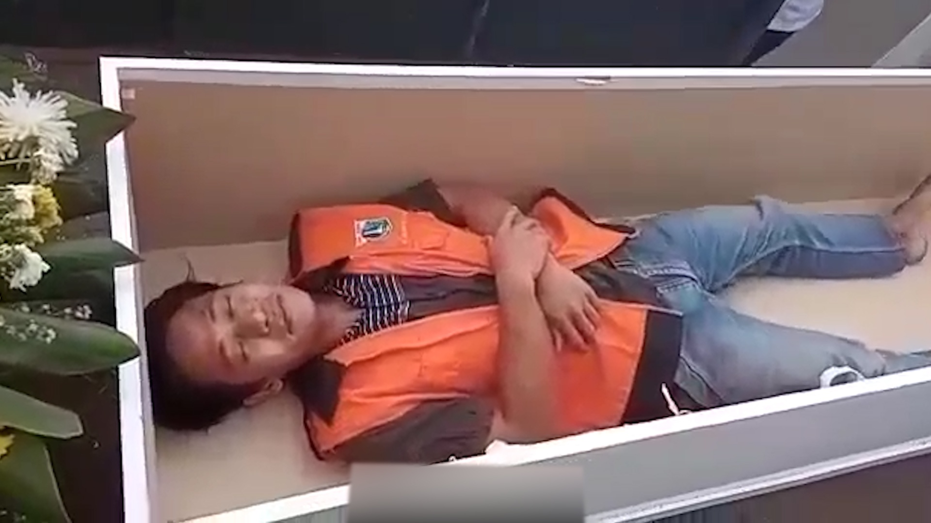 Bi phat nam trong quan tai vi khong mang khau trang o Indonesia hinh anh