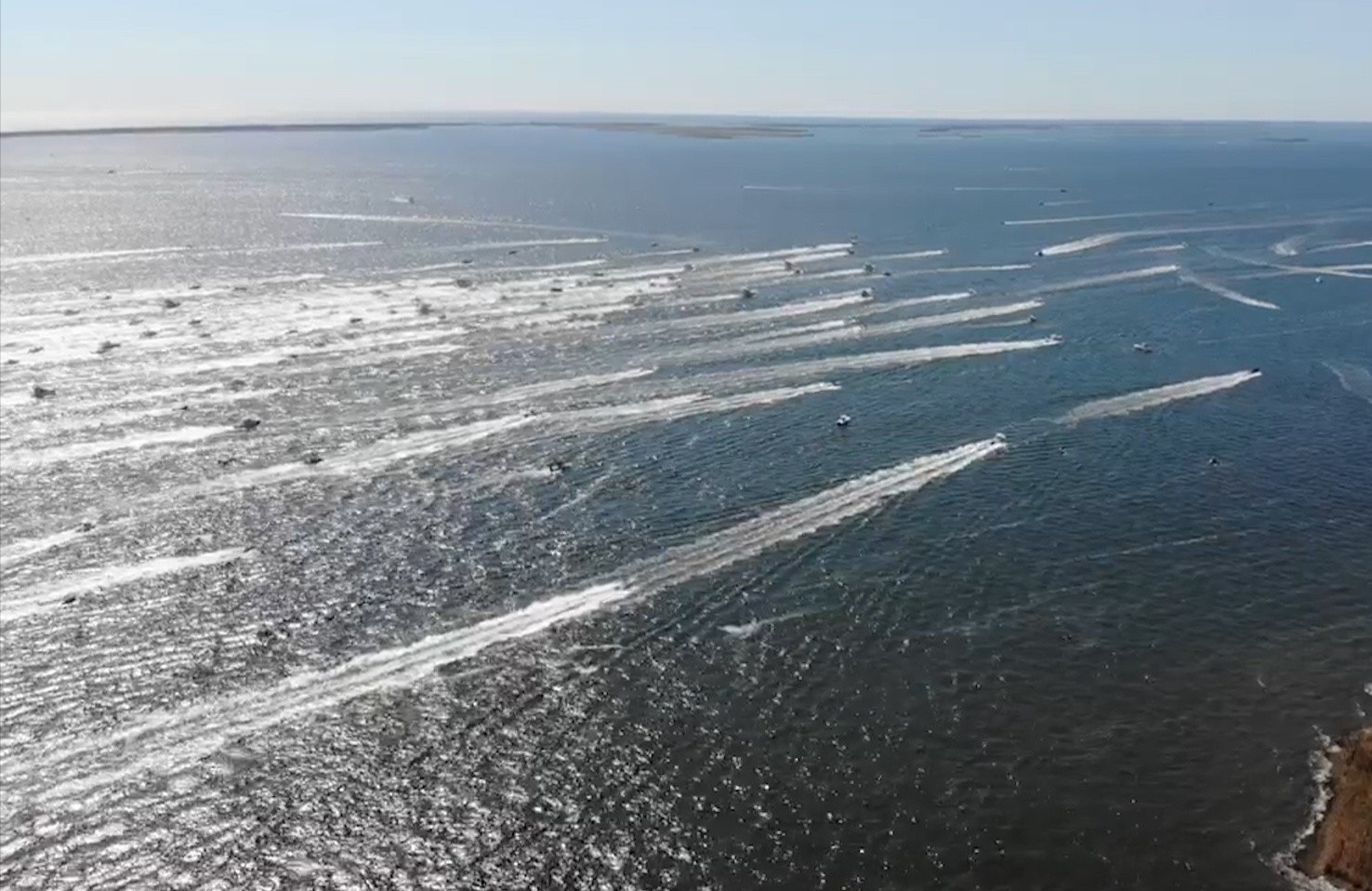 Hang tram thuyen tham gia dieu hanh ung ho Tong thong Trump hinh anh