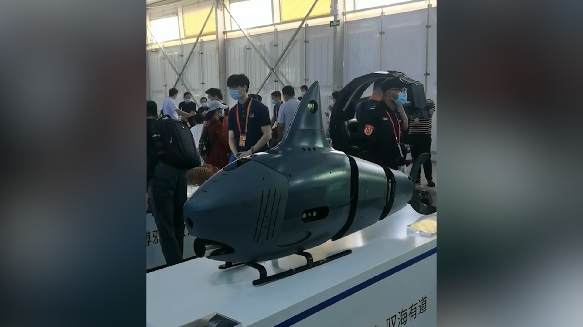 Robot hinh dang ca map thu vi o hoi cho thuong mai Trung Quoc hinh anh