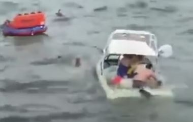 Thuyen bi chim trong cuoc dieu hanh ung ho TT Trump hinh anh