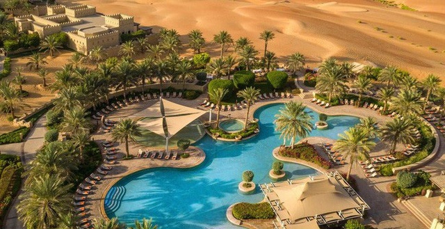 Cung dien ao anh giua sa mac hinh anh