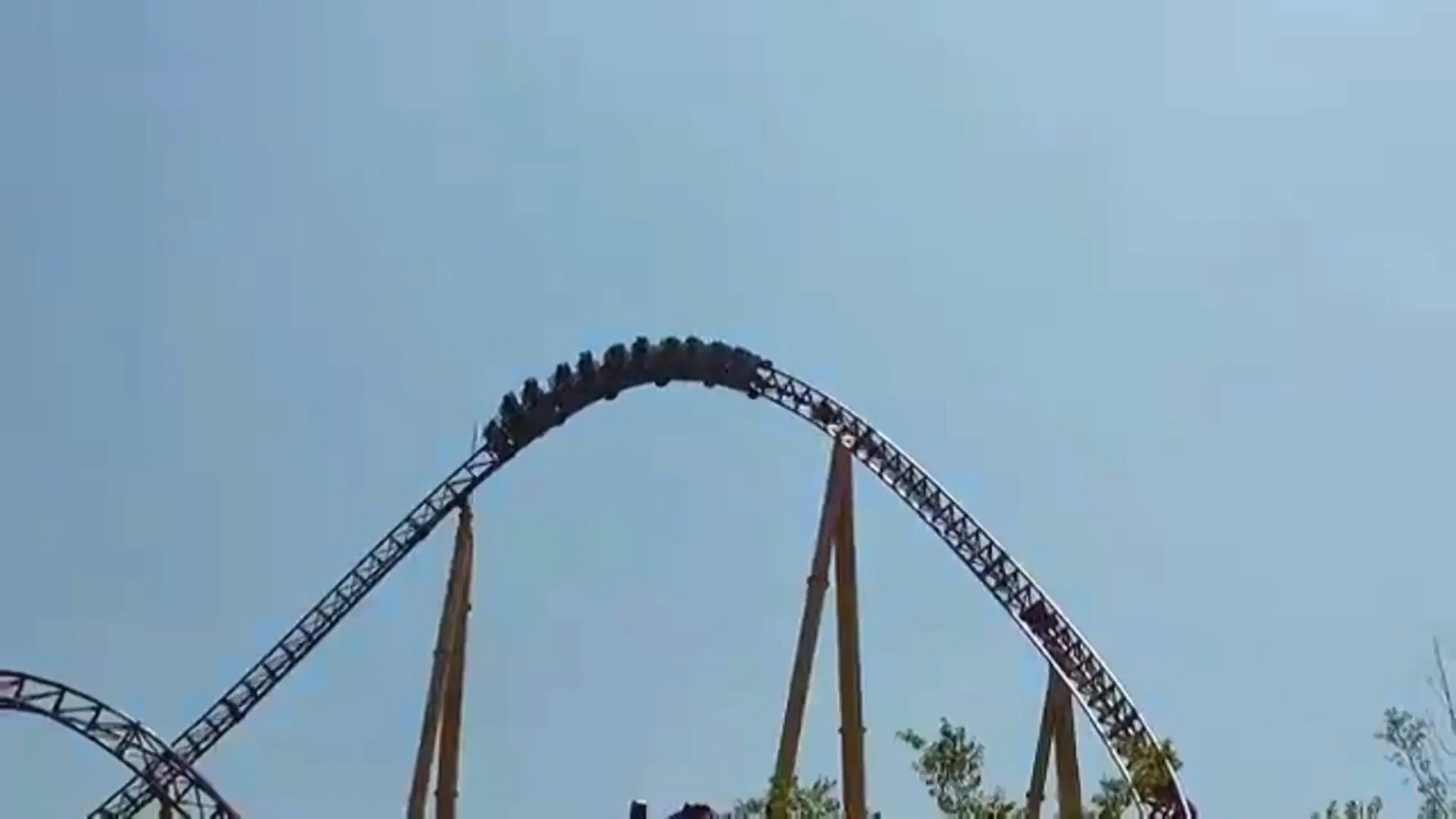 Tau luon gap truc trac khien 20 nguoi mac ket tren khong hinh anh