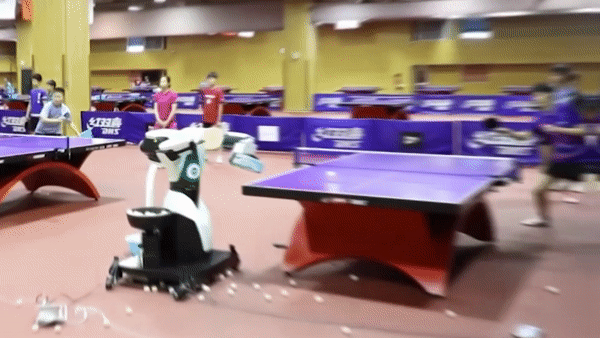 Robot choi bong ban o Trung Quoc hinh anh