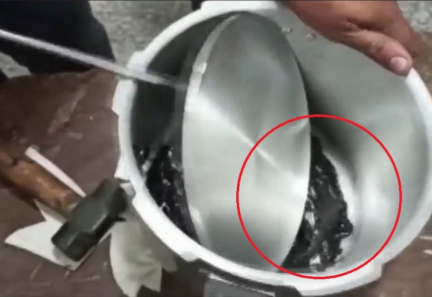 Hanh khach giau vang trong noi ap suat o An Do hinh anh