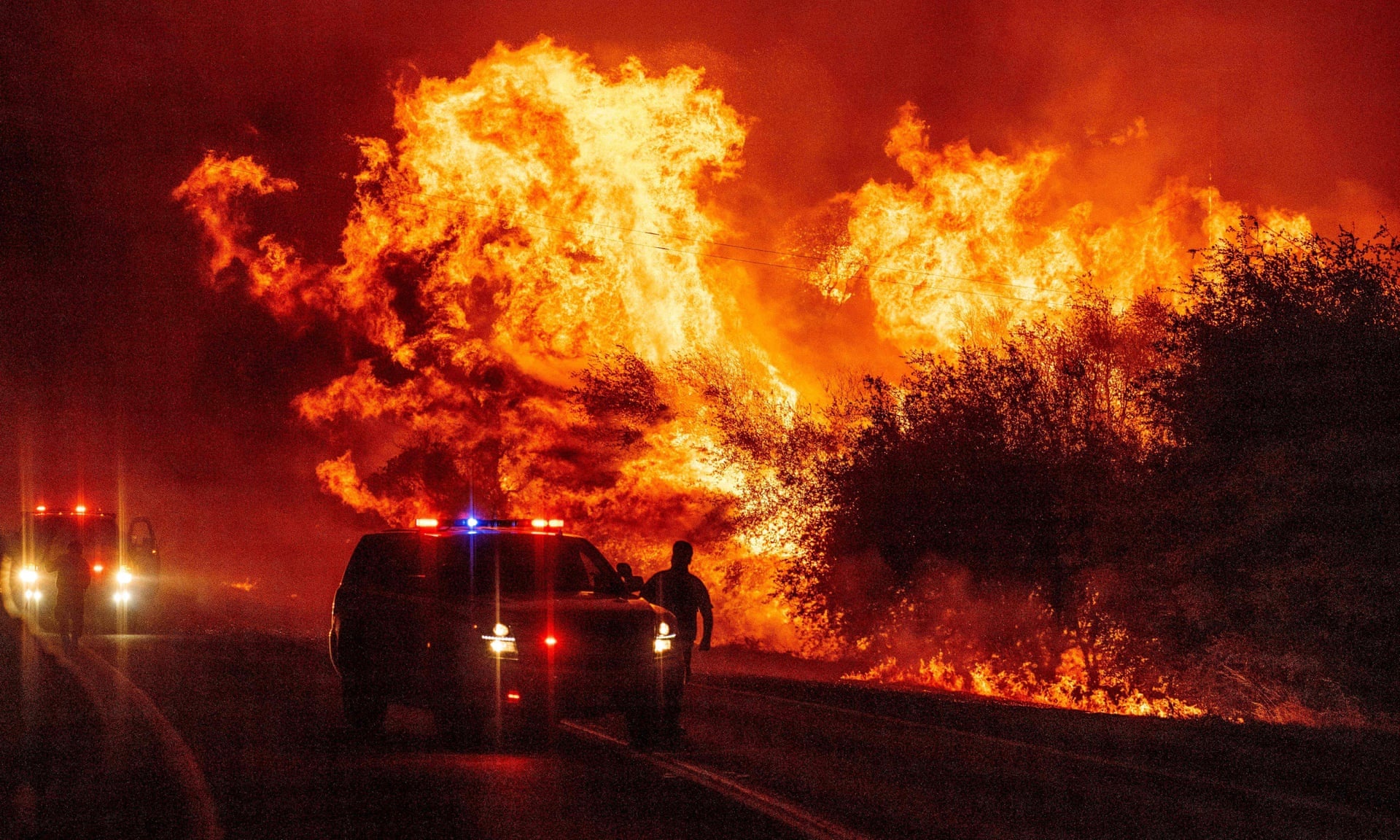 Bau troi chuyen sang mau cam vi chay rung lan rong o My hinh anh