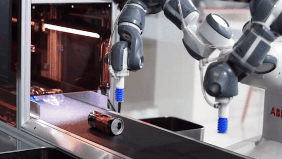 Robot biet phan loai rac, tuoi cay o hoi cho thuong mai Trung Quoc hinh anh