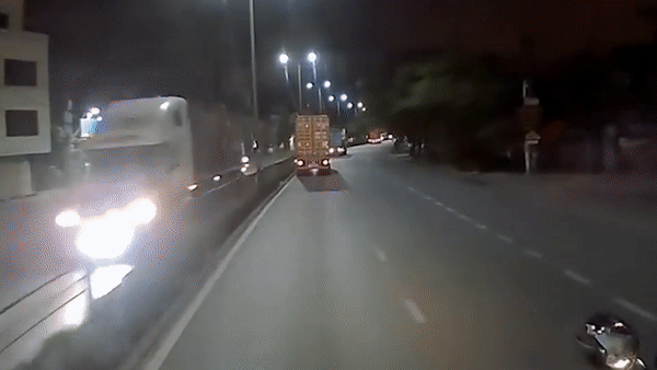 Xe container lao qua dai phan cach hinh anh