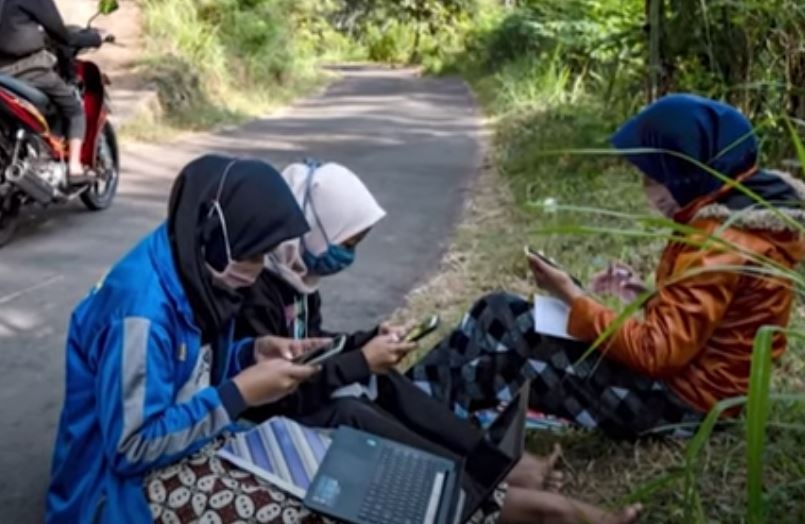 Hoc sinh Indonesia treo len cay hoc truc tuyen hinh anh