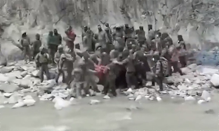 Video binh si Trung Quoc va An Do au da o bien gioi hinh anh