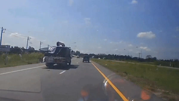 Manh kim loai vang trung kinh oto tren cao toc o Thai Lan hinh anh