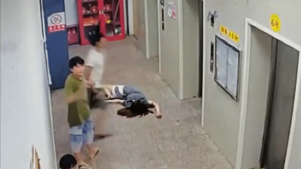 Nguoi dan ong Trung Quoc da cua thang may va gay nao loan hinh anh