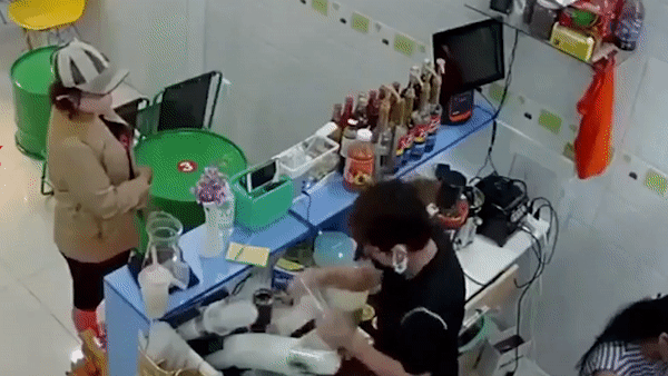 Nguoi phu nu lay trom dien thoai o quan nuoc hinh anh