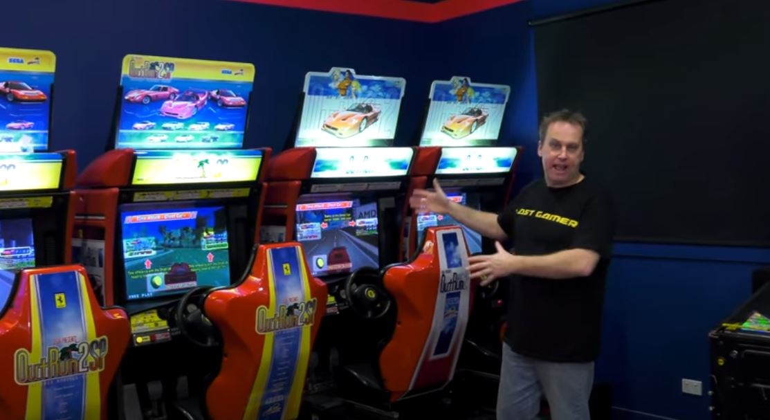 Nguoi bo ra 32 nam suu tam may choi game, chat day ca can nha hinh anh