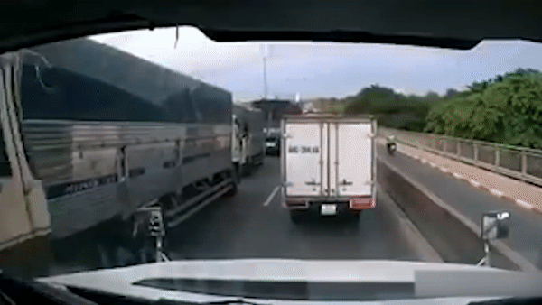 Xe container gay tai nan lien hoan tren cau Phu My hinh anh