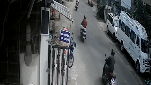 Xe lu dam vao nha dan o An Do hinh anh