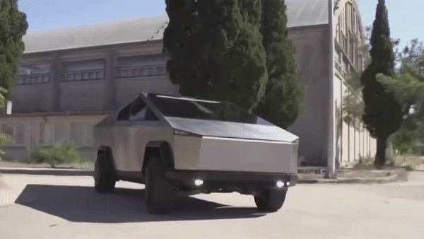 Nguoi dan ong tu che oto vi me Tesla Cybertruck hinh anh