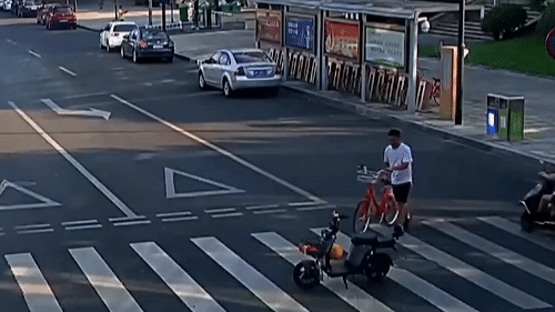 Nguoi dan ong lay xe chan ho tren duong hinh anh