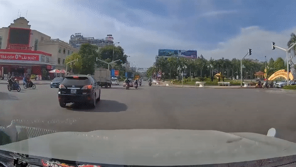 Oto tong xe may vuot den do hinh anh