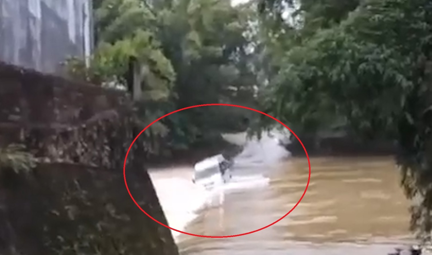 Xe 16 cho bi nuoc cuon hinh anh