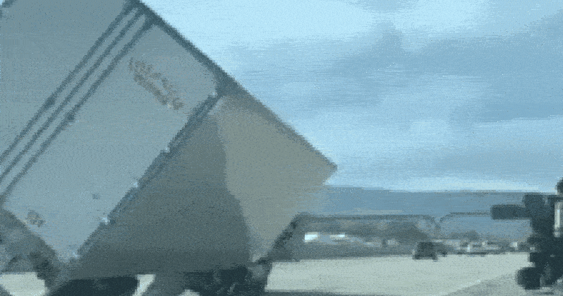 Xe tai lat nghieng tren cao toc My vi gio lon hinh anh