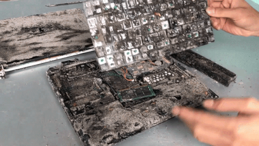 Phuc che chiec laptop bi hu hong nang sau 20 nam su dung hinh anh