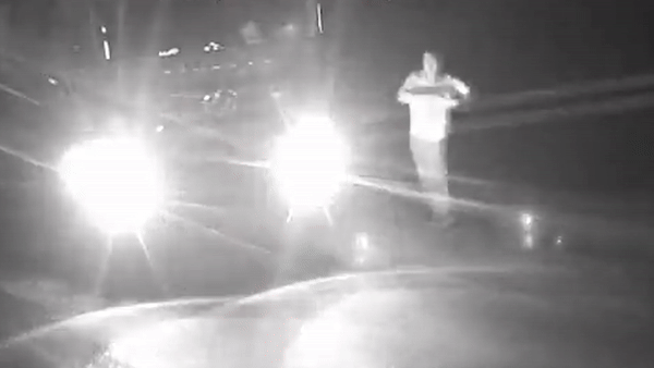 Tai xe dung xe de tap the duc tren cao toc hinh anh