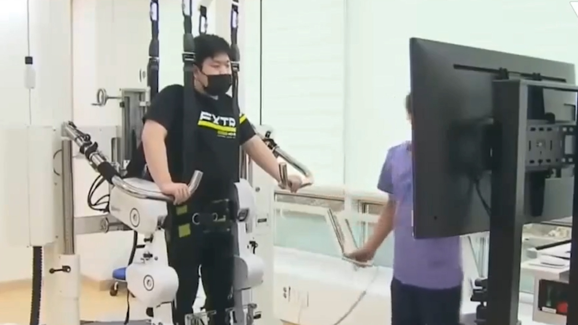 Robot tri lieu giup phuc hoi chuc nang cho benh nhan hinh anh