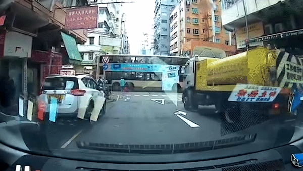 Xe bon dam vao xe buyt o Hong Kong hinh anh