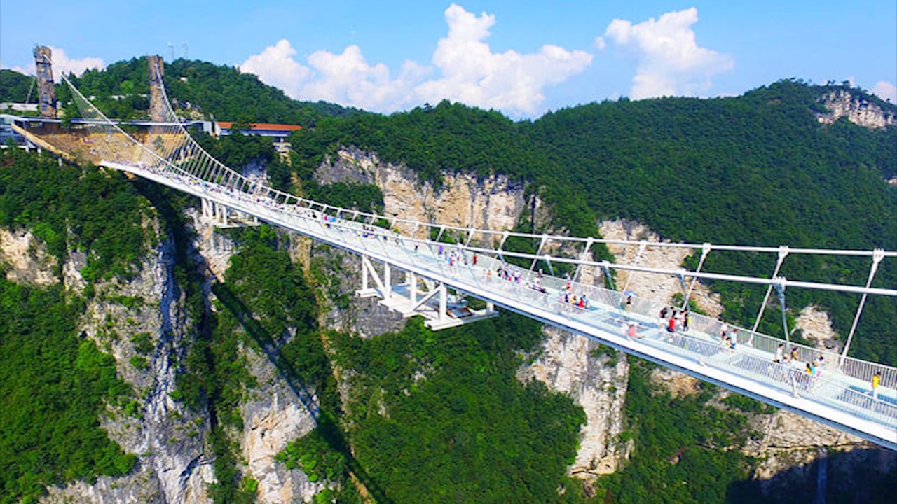 Cong vien Trung Quoc co loi di bang kinh trong suot hinh anh