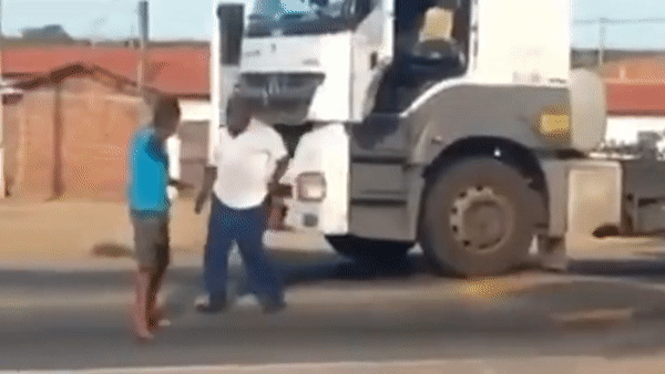 Nguoi dan ong chan dau xe tai o Brazil hinh anh