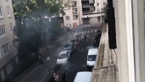 Hai nhom nguoi ban nhau bang phao hoa o Paris hinh anh