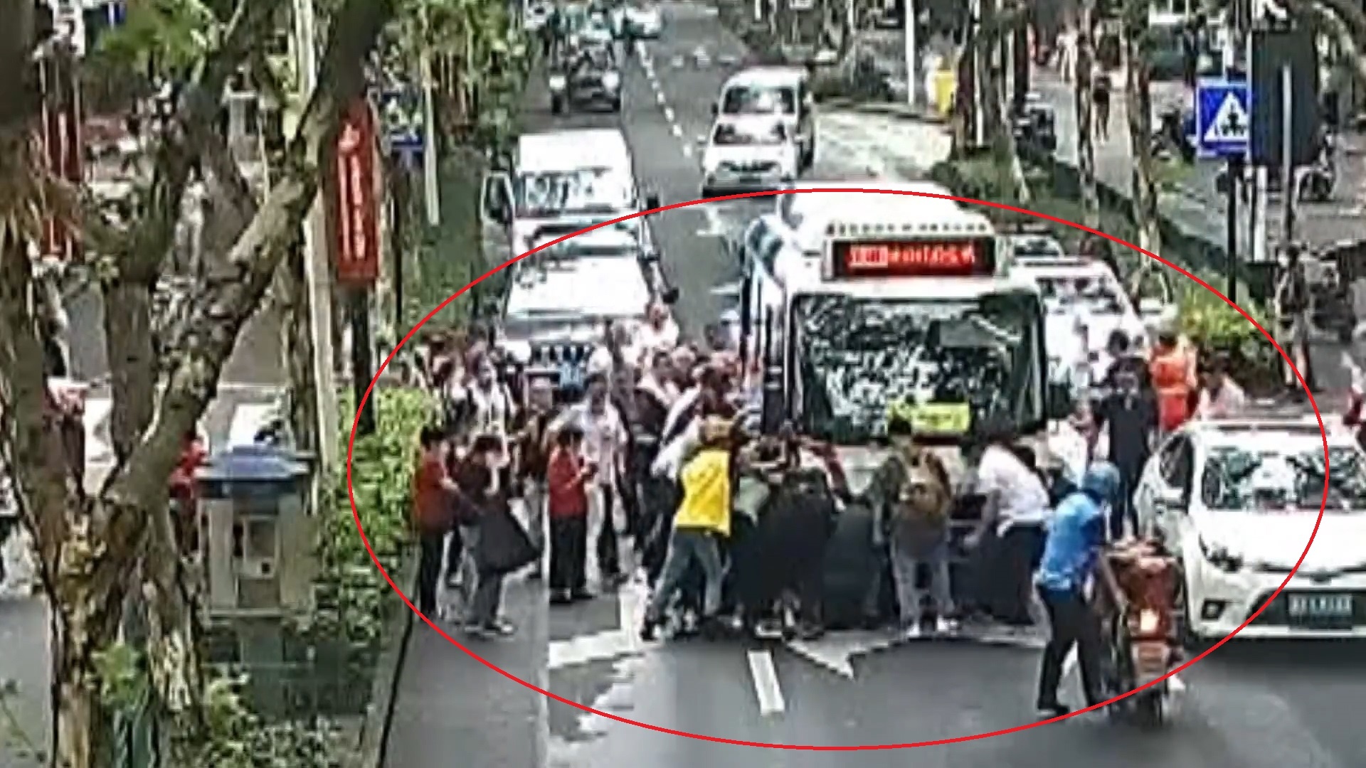 Dam dong nang xe buyt cuu nguoi phu nu ket duoi gam hinh anh