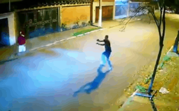 Thanh nien cam sung bi oto tong bay len via he hinh anh