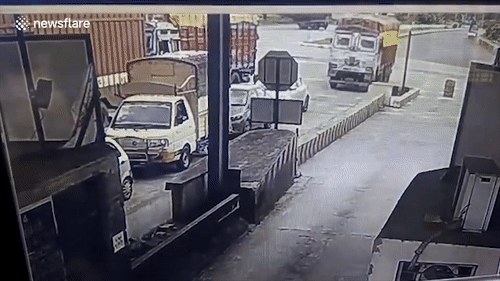 Xe tai hong phanh lao vao tram thu phi tai An Do hinh anh