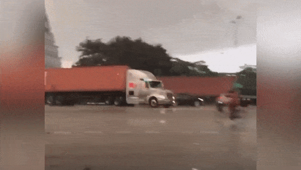 Xe container truot dai tren duong hinh anh