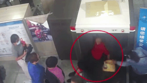 Nguoi dan ong nam tren bang chuyen de qua tram kiem soat hinh anh