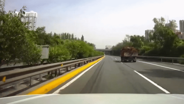 Thanh thep roi tu xe tai vang trung oto di phia sau hinh anh