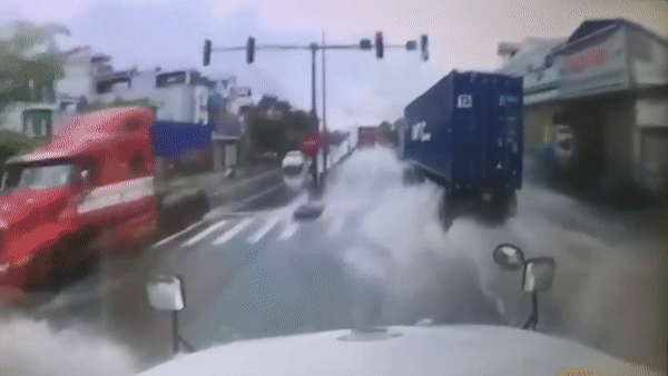 Xe container danh lai tranh oto dung giua duong hinh anh