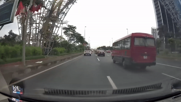 Xe khach dam vao duoi oto o Ha Noi hinh anh