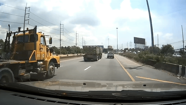 Tam kim loai roi tu xe tai vang vo kinh oto hinh anh