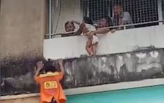 Giai cuu be 2 tuoi leo ra ban cong tang 4 o Thai Lan hinh anh