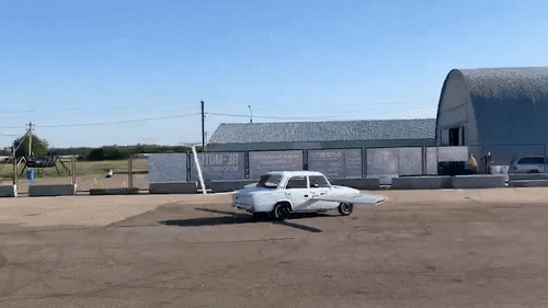 Oto bay chay thu nghiem dam vao nha kho hinh anh