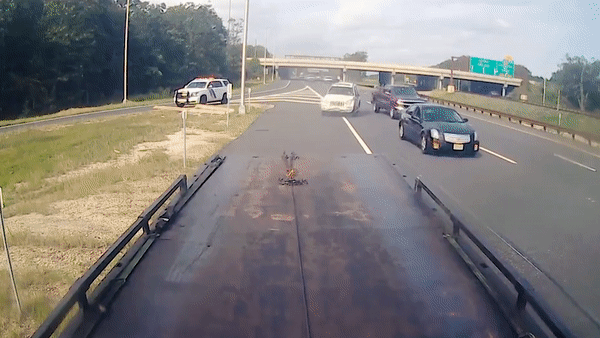 Oto dam vao duoi xe tai tren cao toc o My hinh anh