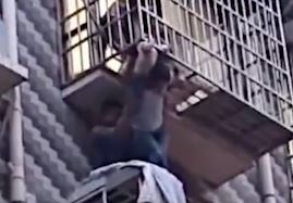 Giai cuu cau be bi ket dau vao thanh chan tang 3 hinh anh