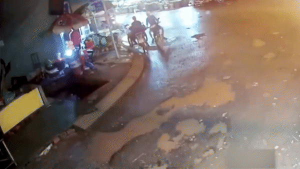 Nguoi va xe may lot xuong ho nuoc o TP.HCM hinh anh