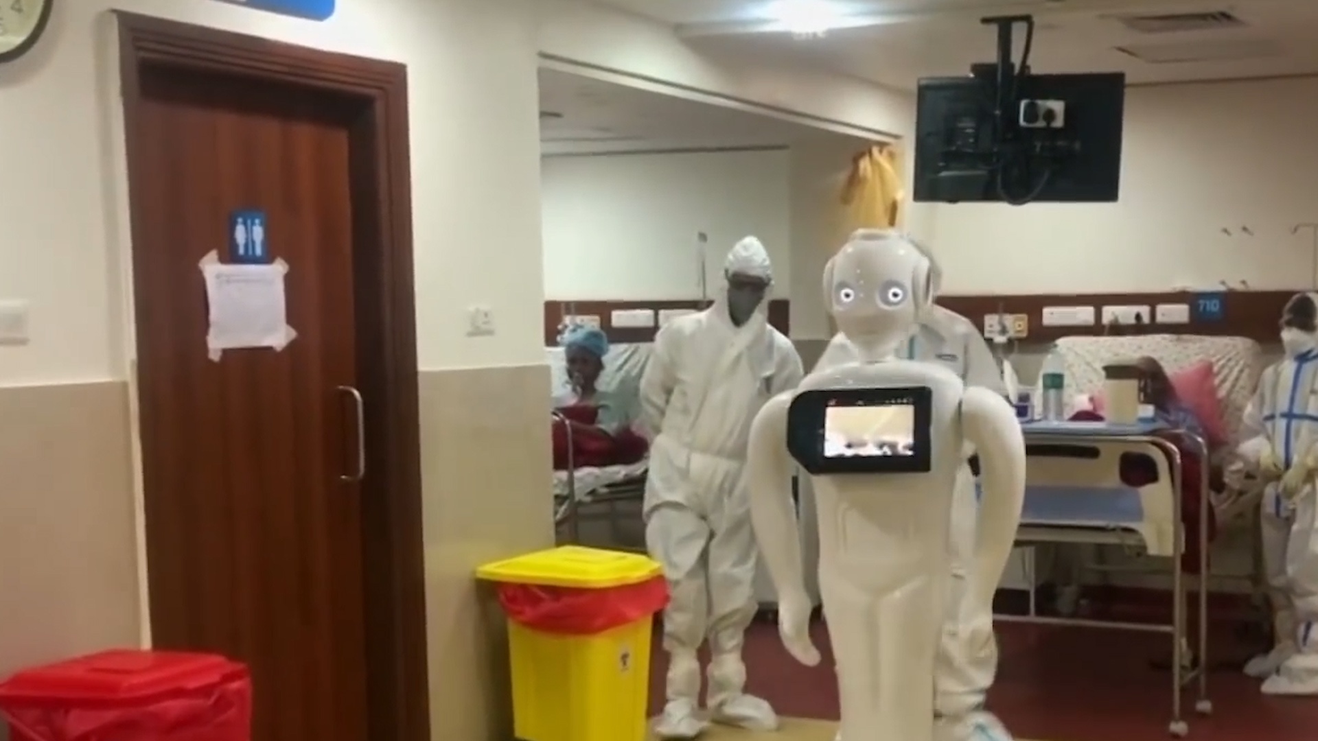 Robot giup benh nhan Covid-19 ket noi voi nguoi than hinh anh