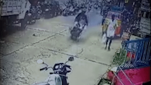 Tai xe moto danh lai kheo leo ne tranh xe buyt hinh anh